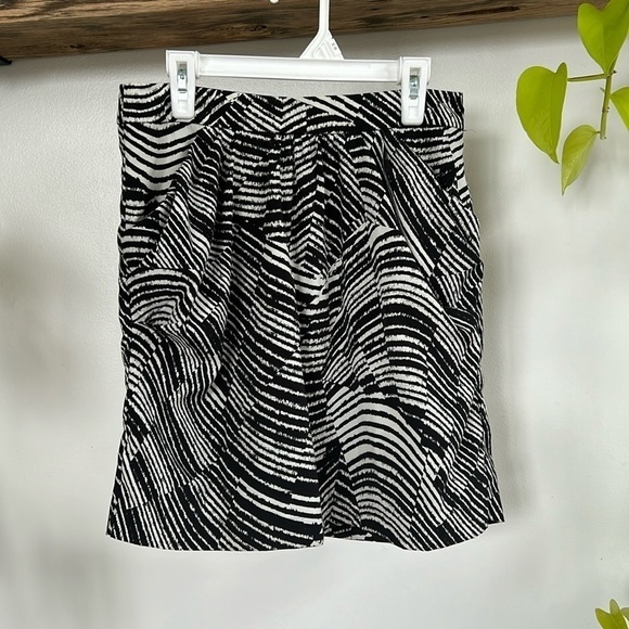 Banana Republic Black and White striped Animal print  short mini Skirt pockets - Picture 1 of 3